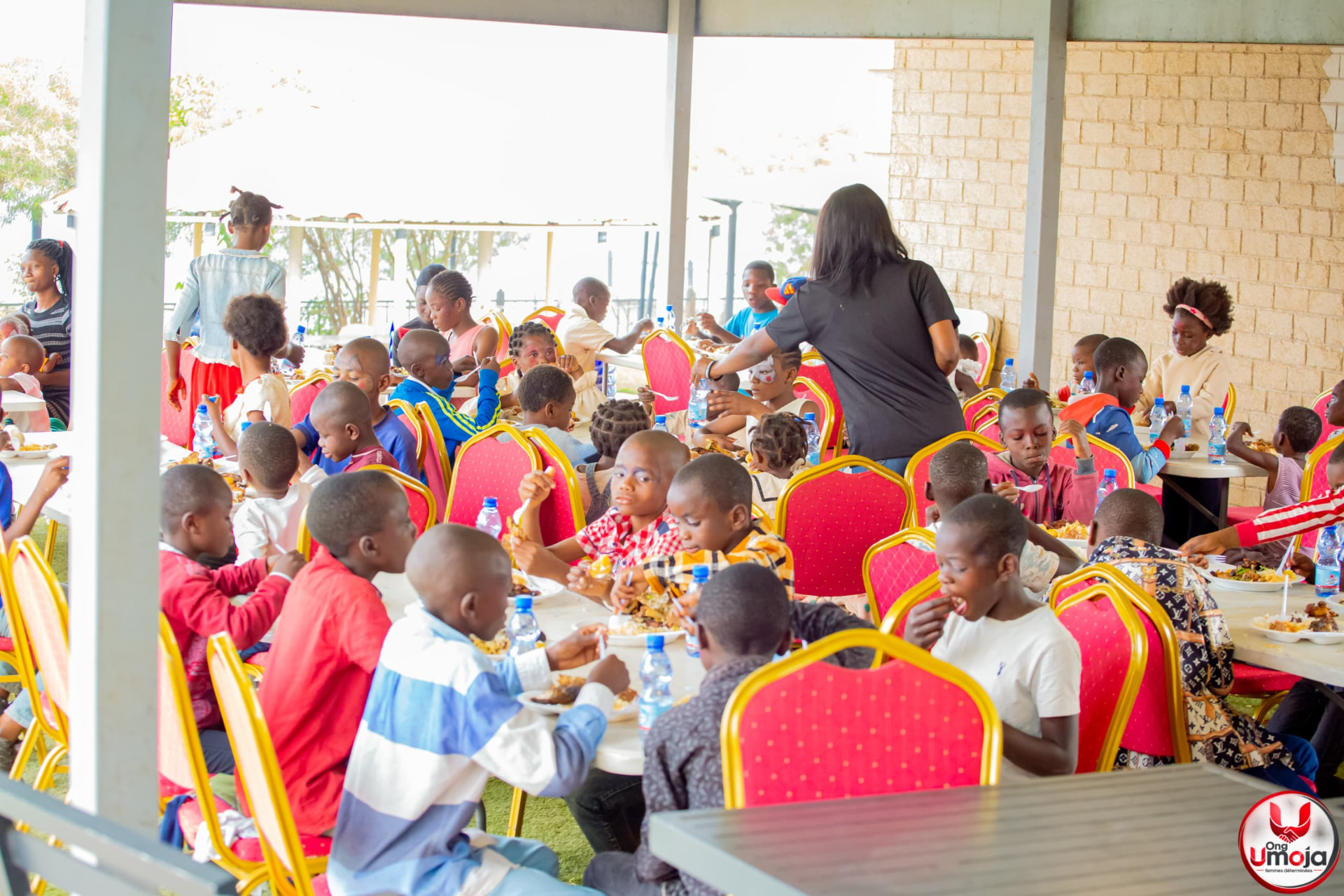 Distribution de kits solidaires