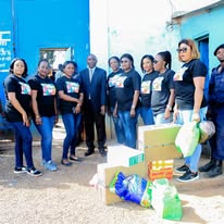 Groupe de femmes africaines déterminées, debout ensemble face à l'avenir.