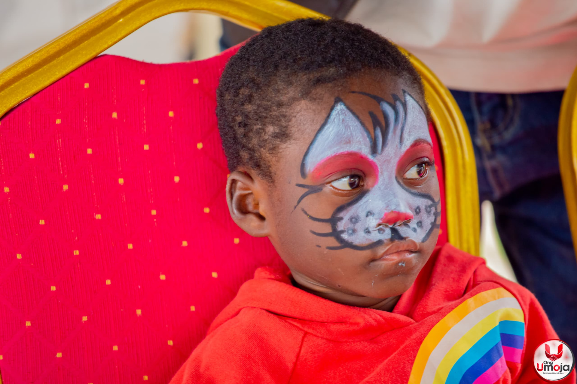 Un enfant participant à la séance de maquillage