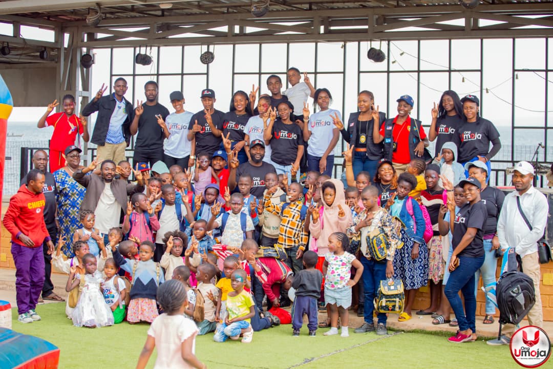 Les enfants, les bénévoles et l'équipe UMOJA réunis à Wansela Lake View